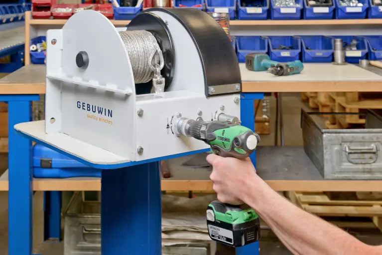 Picture of how a drill connects to a Gebuwin DW1000 Hand Winch
