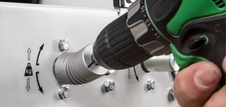 Close up of how a drill connects to a Gebuwin DW1000 Hand Winch