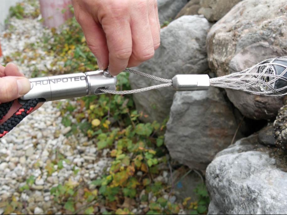 Connection swivel fitted to eye of RUNPOTEC Red and Black Polyester Pulling Rope
