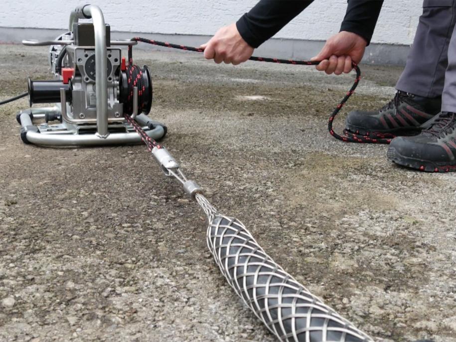 RUNPOTEC - 230V Capstan Winch CW 800 E Including Steel Trolley Mounting Rail And Strap - Max Pulling Force 800kg in use with polyester pulling rope